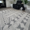 Alfombra Ankara Italia Doral en living, bandas geométricas grises sobre crema