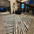 Alfombra Bali Onnas en living, rayas irregulares en blanco y negro