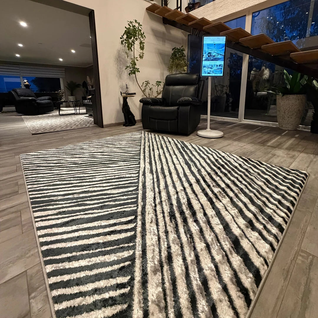 Alfombra Bali Onnas en living, rayas irregulares en blanco y negro