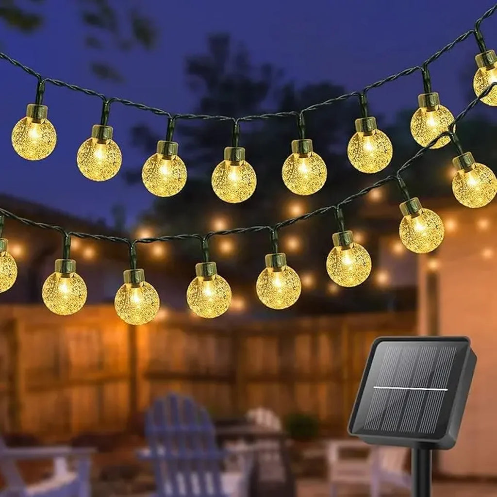 Cordel de Luz Solar Esferas Onnas encendido en una terraza