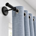 Set de cortinas blackout Romana Mashini en azul colgadas