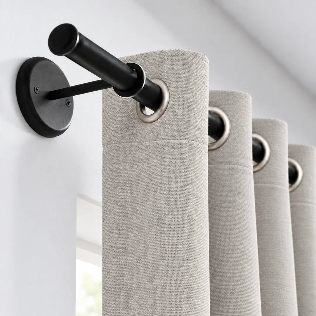 Set de cortinas blackout Romana Mashini en gris claro colgadas