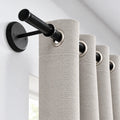 Set de cortinas blackout Romana Mashini en gris claro colgadas