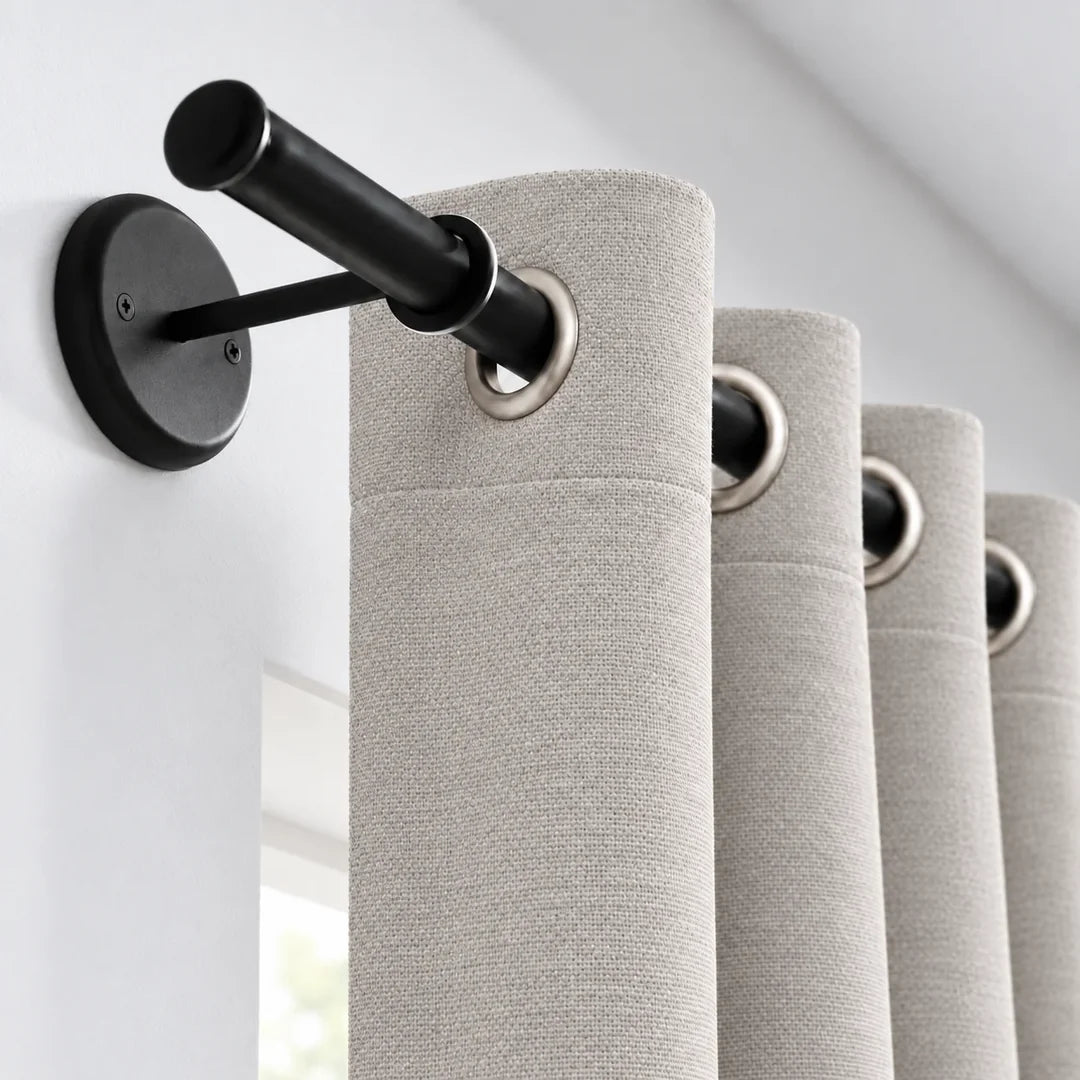 Set de cortinas blackout Romana Mashini en gris claro colgadas