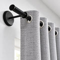 Set de cortinas blackout Romana Mashini en gris oscuro colgadas