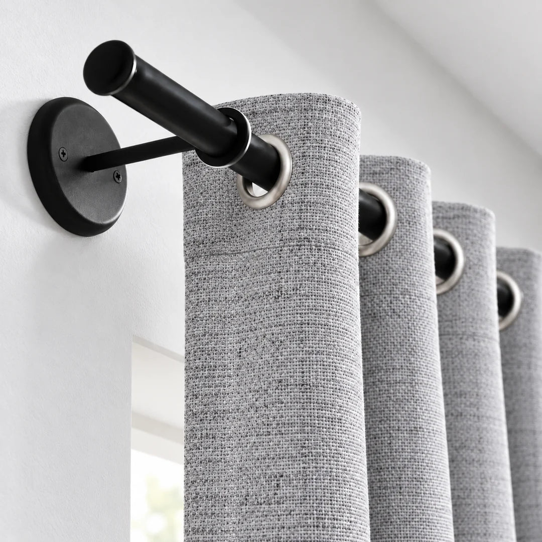 Set de cortinas blackout Romana Mashini en gris oscuro colgadas