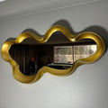 Espejo Nube Dorado 100x47 Onnas colgado en la pared