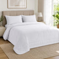 Plumón blanco Martiné sobre cama, acolchado liso