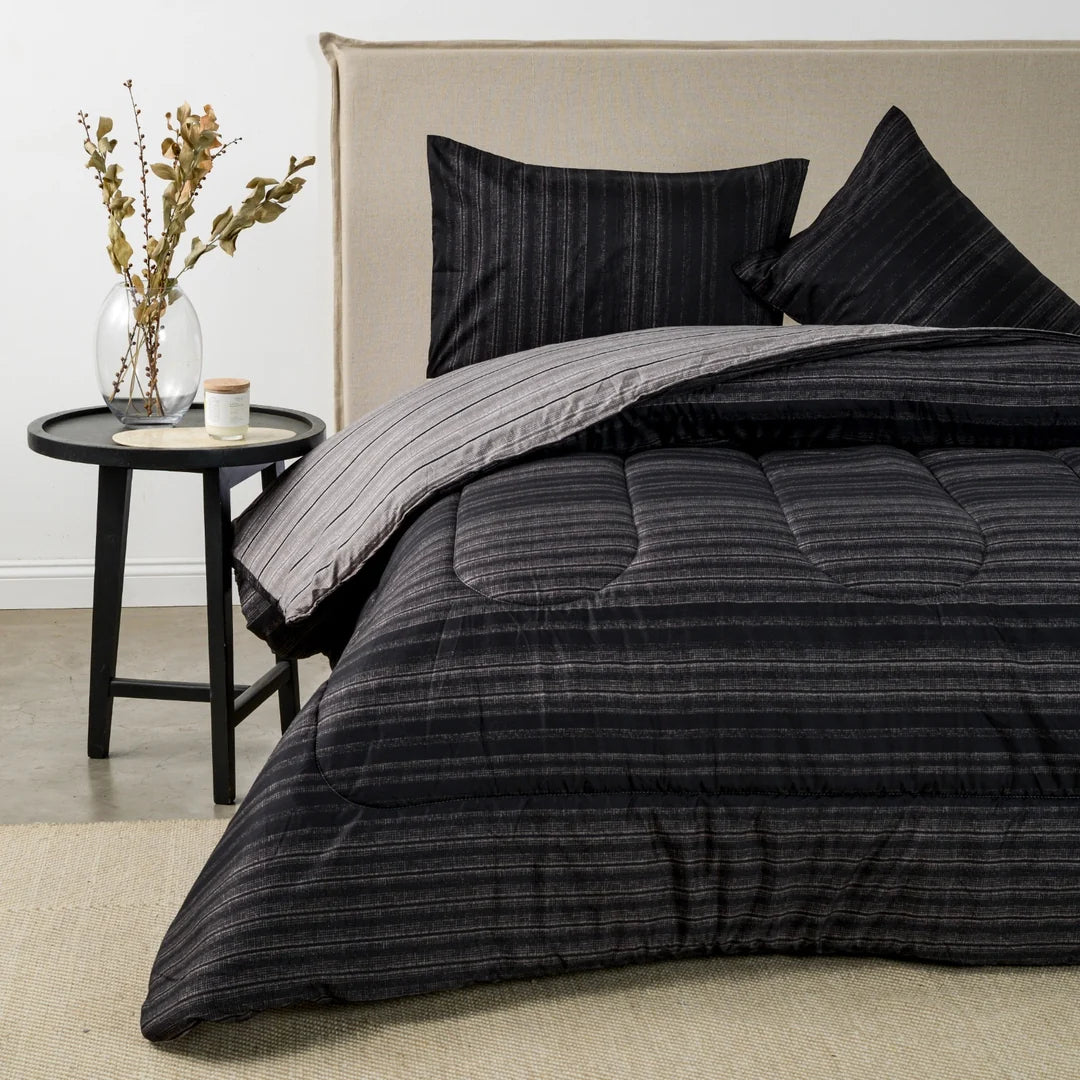Plumón Reversible Rayas Negro American Family, cara negra con rayas finas grises, reverso gris claro