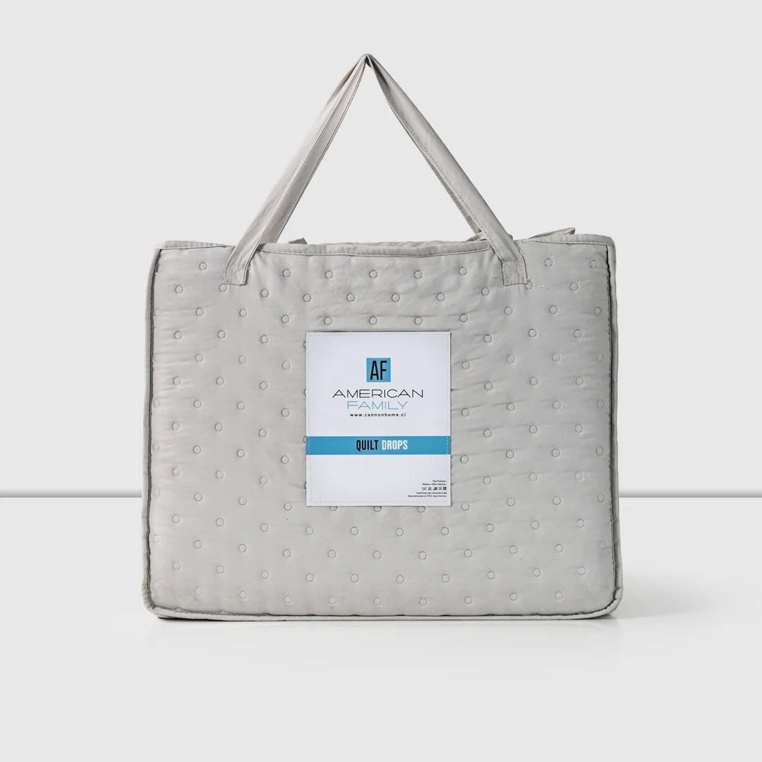 Quilt Drops Gris Claro American Family en su bolsa con asas
