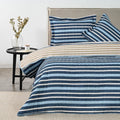 Quilt Estampado Azul Marino American Family sobre la cama
