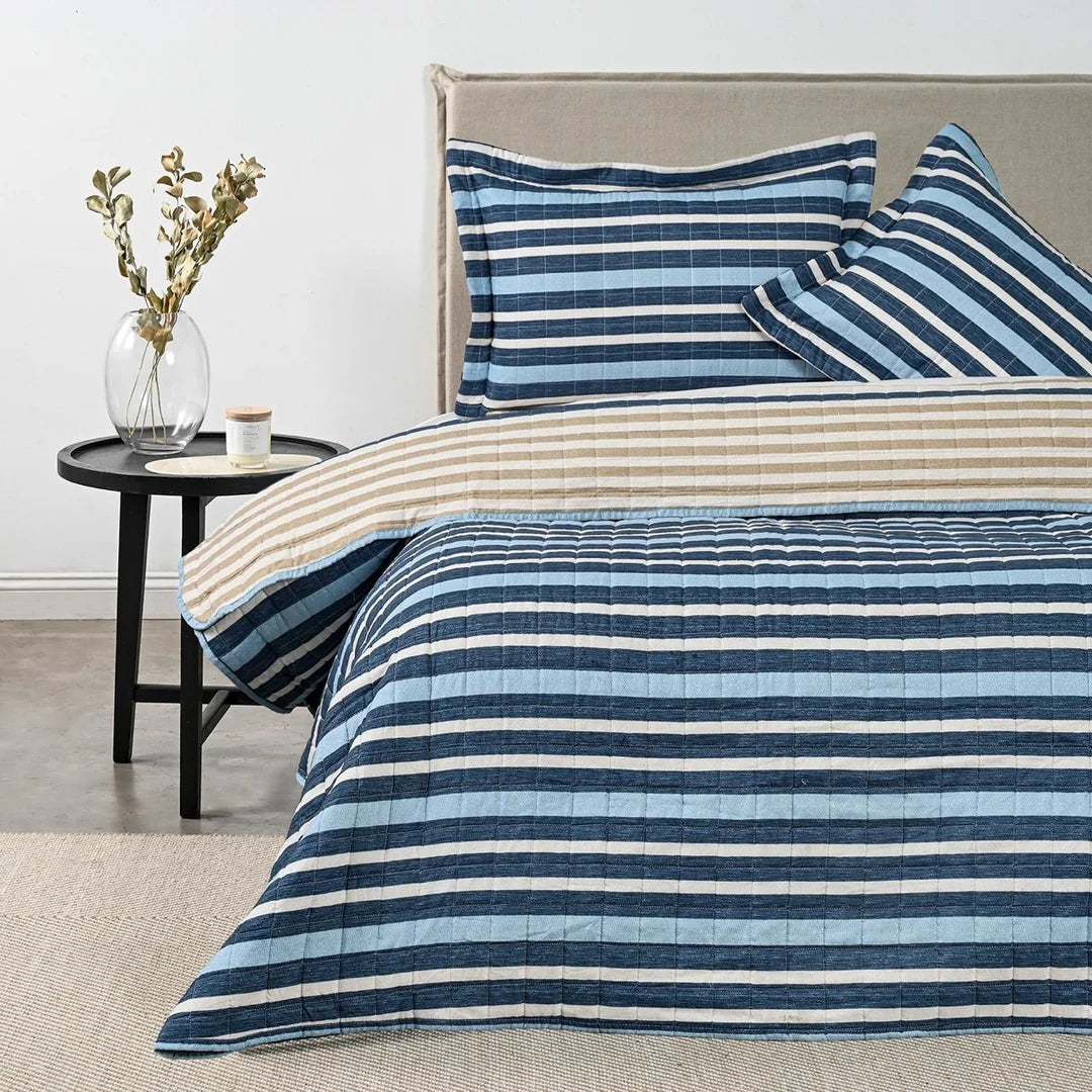 Quilt Estampado Azul Marino American Family sobre la cama