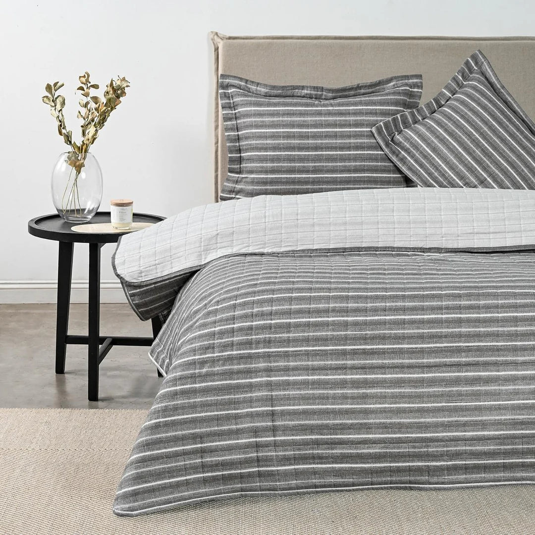 Quilt Estampado Gris American Family sobre la cama