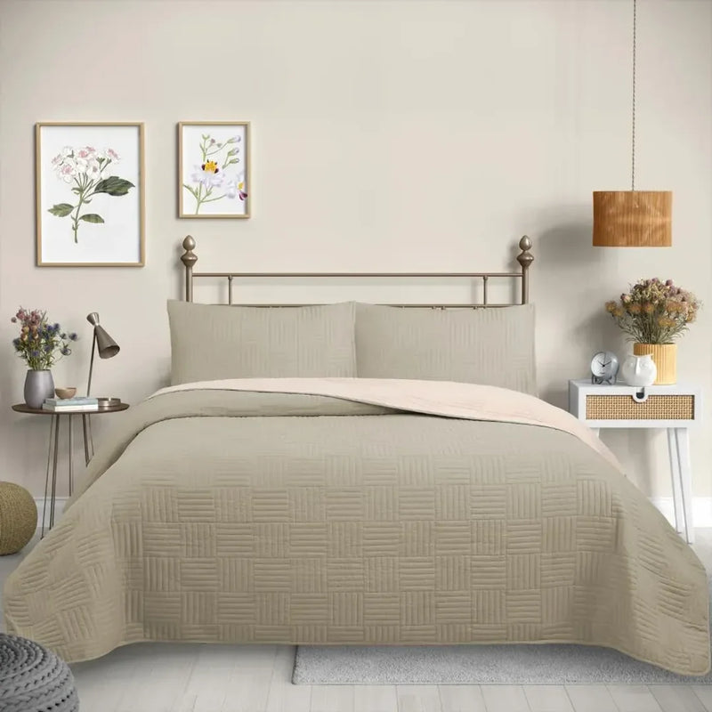 Quilt liso beige 2 plazas Martiné sobre cama, con fundas a juego