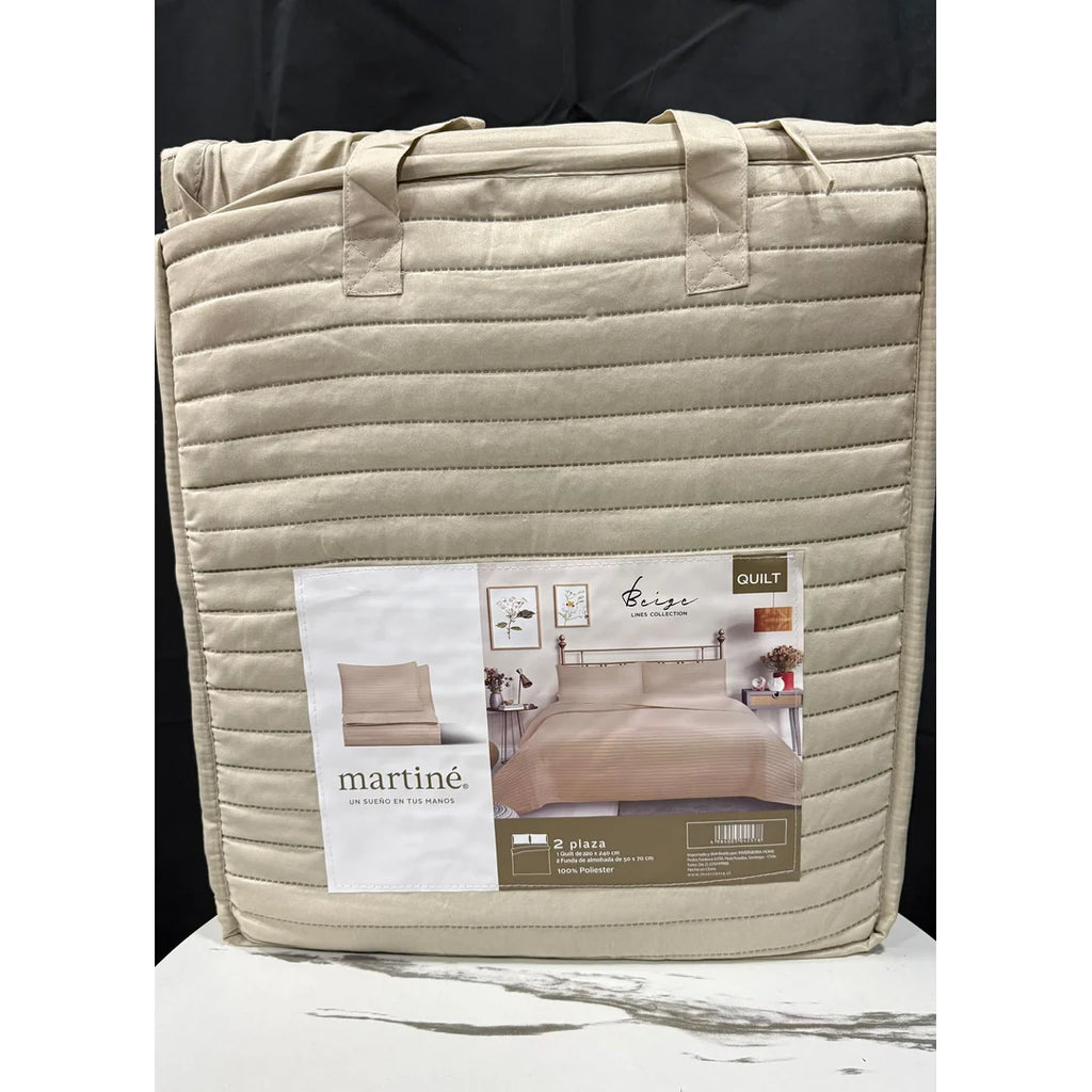 Quilt liso beige 2 plazas Martiné sobre cama, con fundas a juego