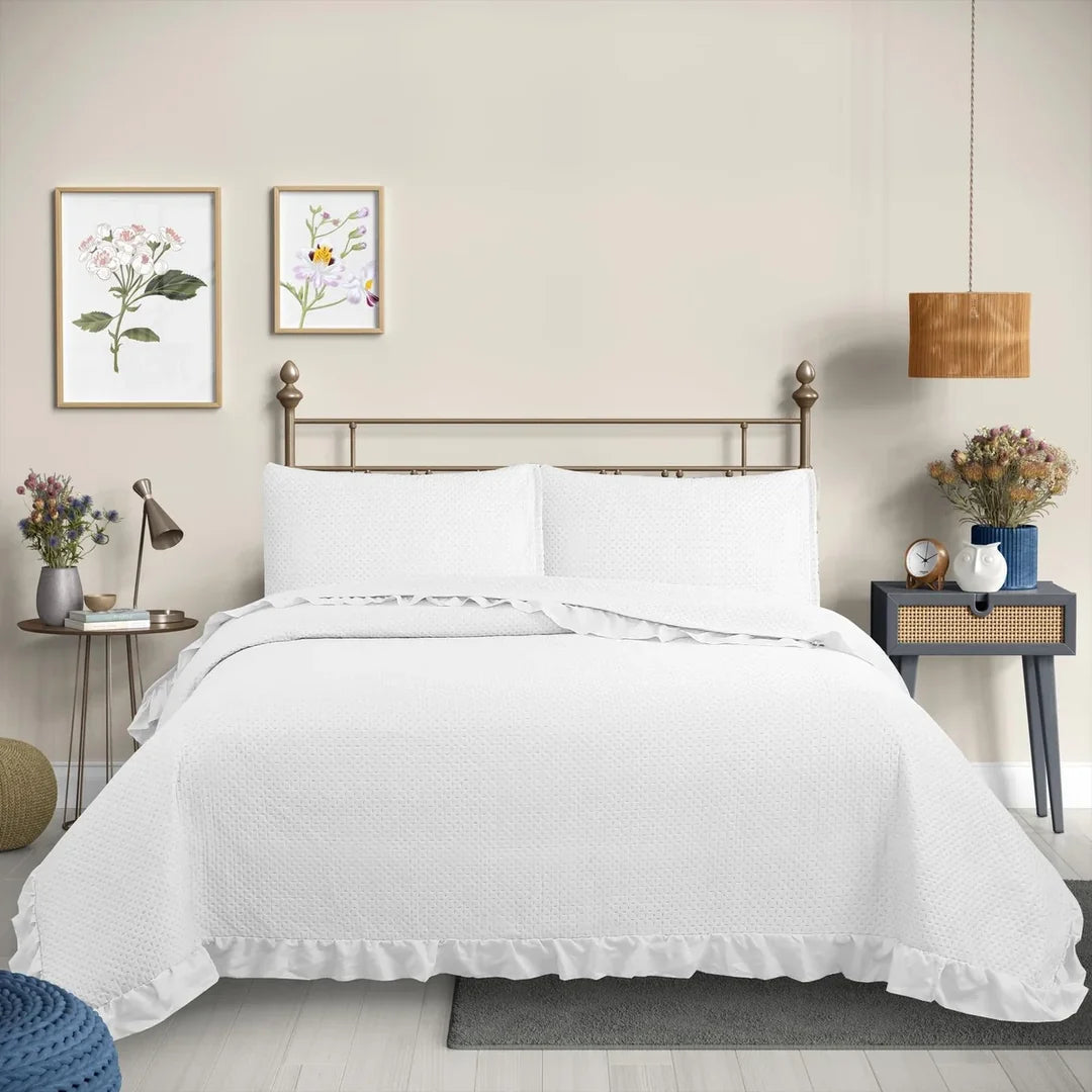 Quilt liso blanco 2 plazas Martiné sobre cama, con fundas a juego