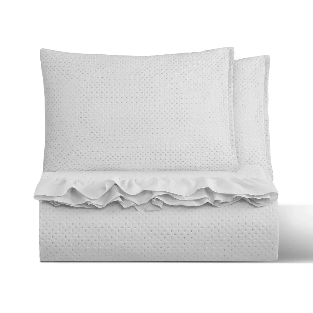 Quilt liso blanco 2 plazas Martiné sobre cama, con fundas a juego