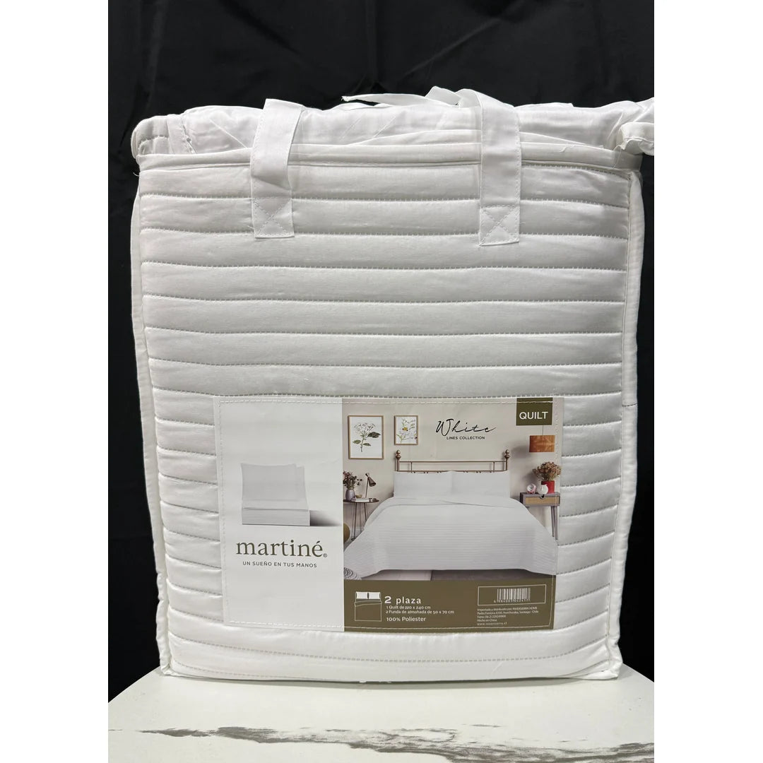 Quilt liso blanco 2 plazas Martiné sobre cama, con fundas a juego