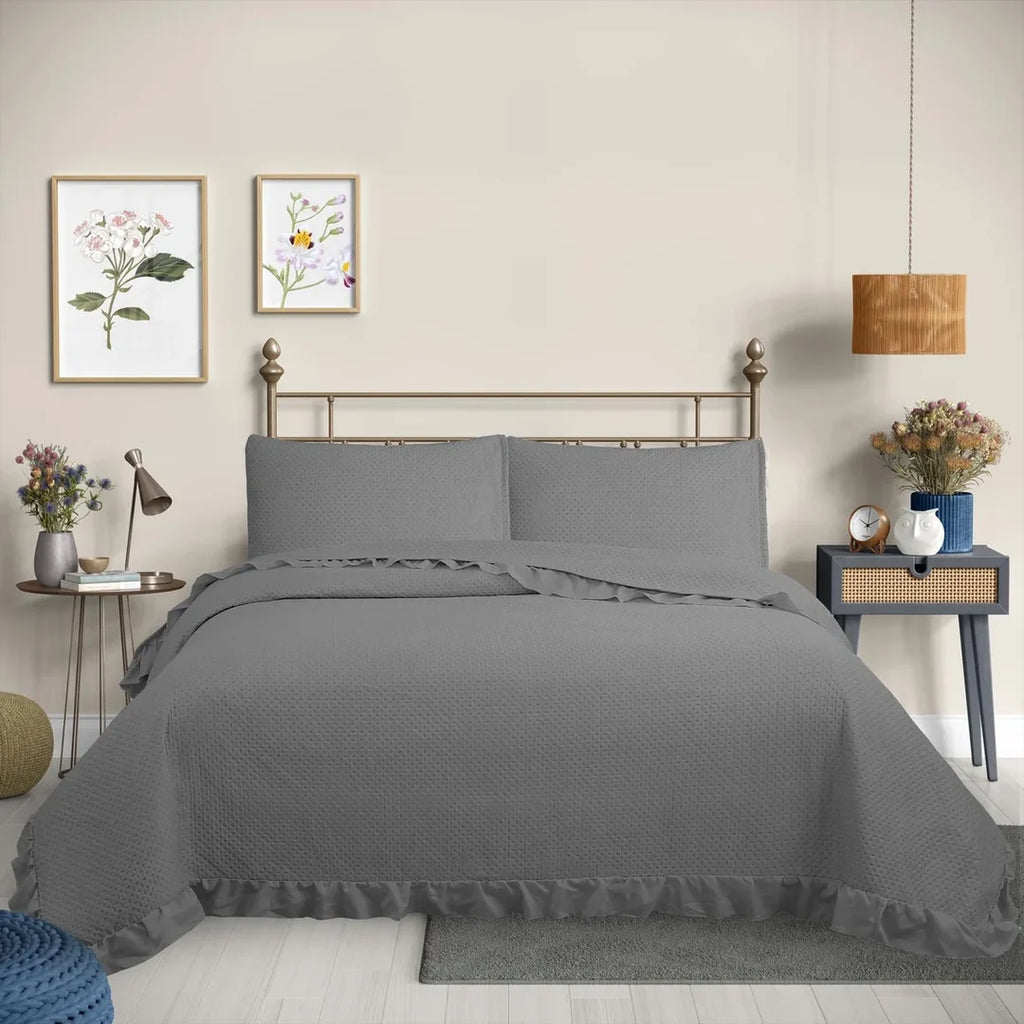 Quilt liso gris 2 plazas Martiné sobre cama, con fundas a juego