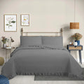 Quilt liso gris 2 plazas Martiné sobre cama, con fundas a juego