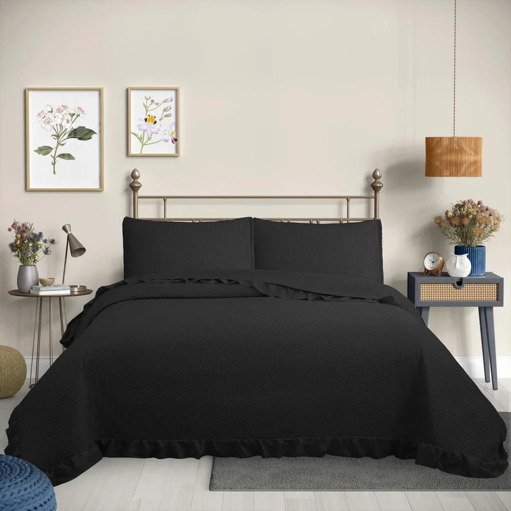 Quilt liso negro 2 plazas Martiné sobre cama, con fundas a juego
