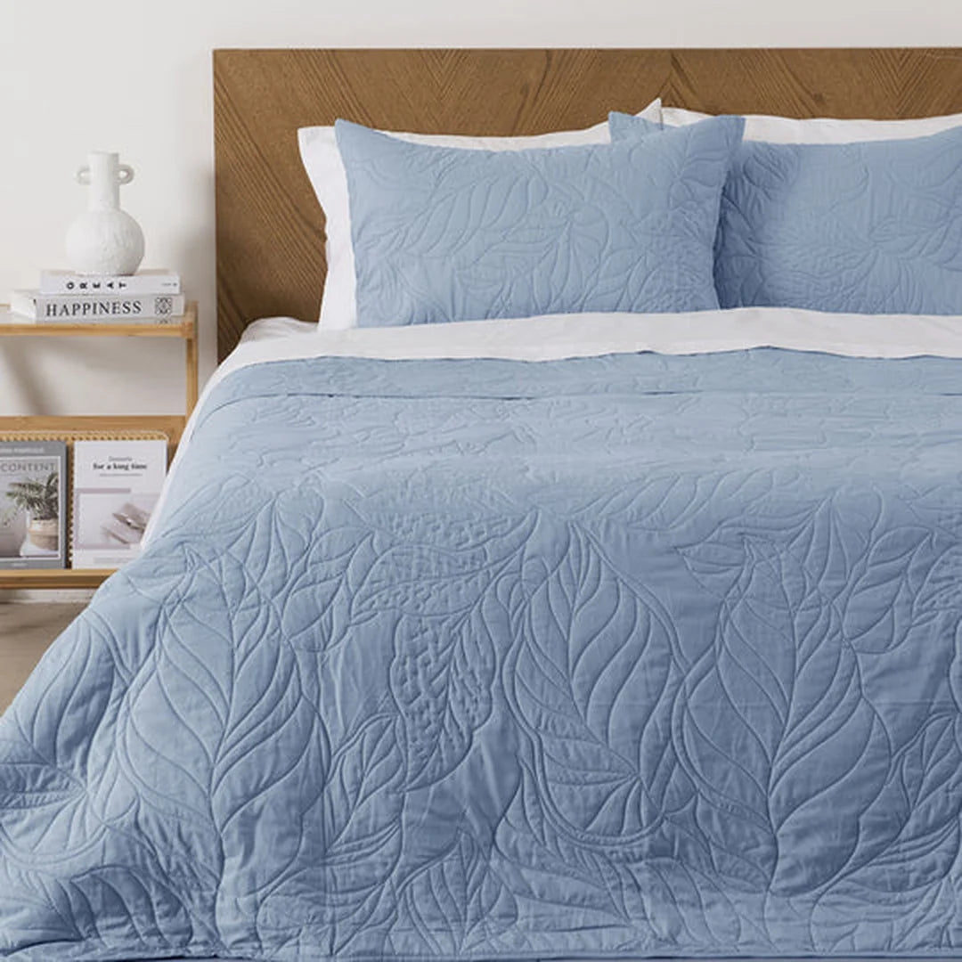 Quilt Portugal azul Onnas sobre cama, acolchado en relieve de hojas
