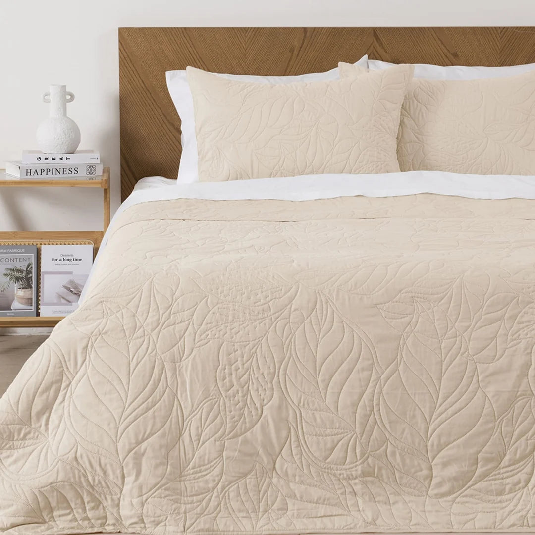 Quilt Portugal beige Onnas sobre cama, acolchado en relieve de hojas
