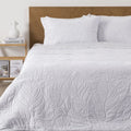 Quilt Portugal blanco Onnas sobre cama, acolchado en relieve de hojas