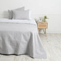 Quilt Portugal gris Onnas sobre cama, acolchado en relieve de hojas