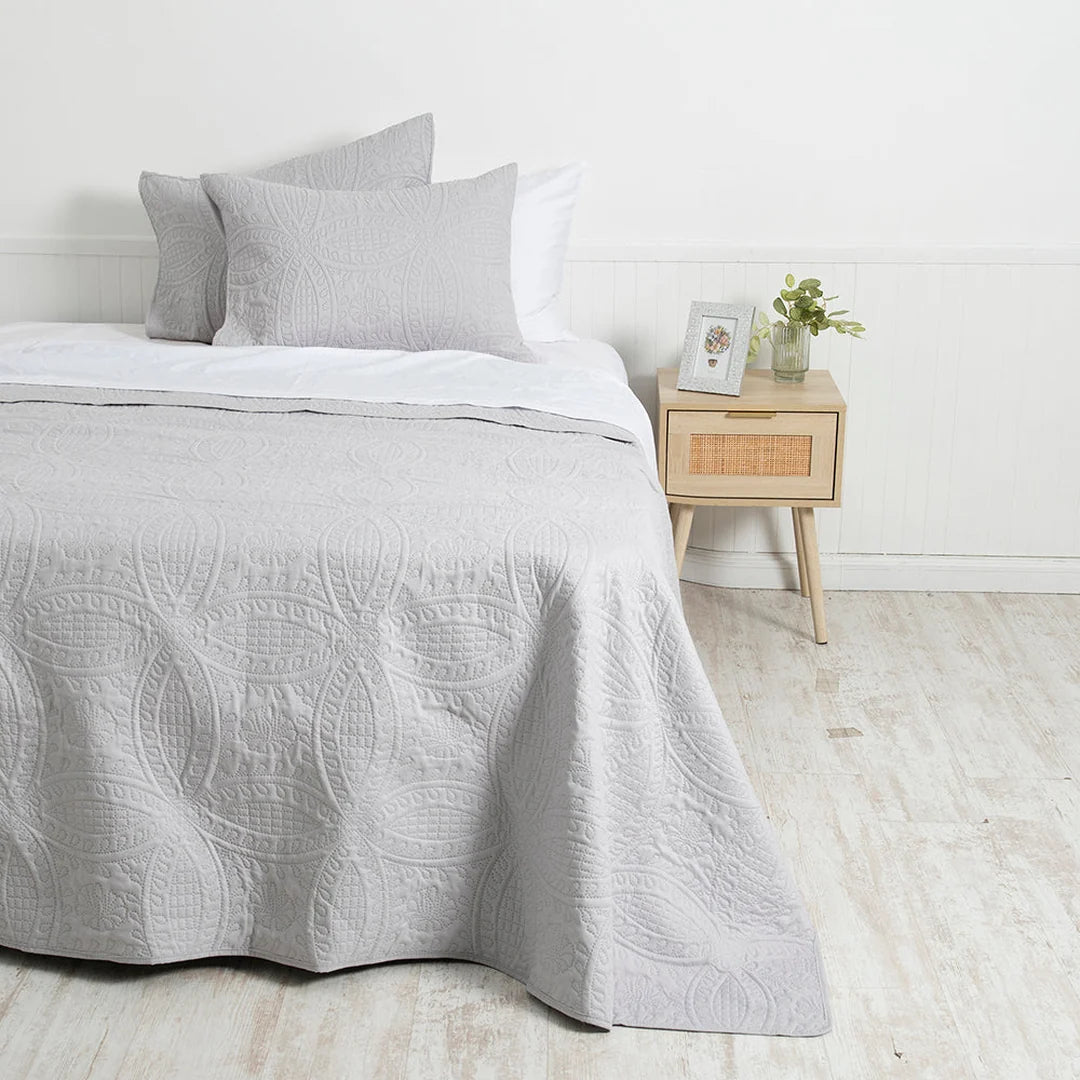 Quilt Portugal gris Onnas sobre cama, acolchado en relieve de hojas