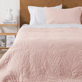 Quilt Portugal rosa Onnas sobre cama, acolchado en relieve de hojas