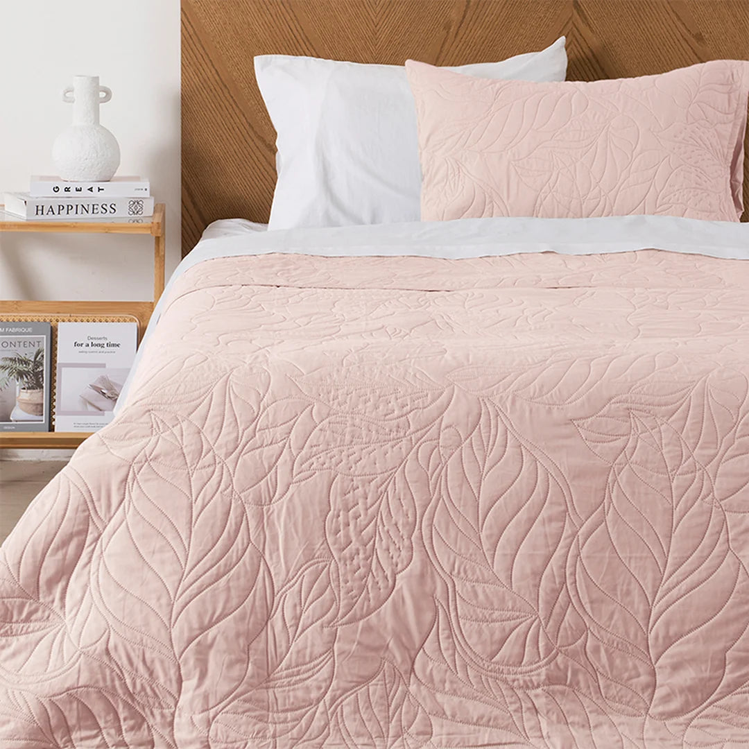 Quilt Portugal rosa Onnas sobre cama, acolchado en relieve de hojas