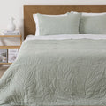 Quilt Portugal verde salvia Onnas sobre cama, acolchado en relieve de hojas