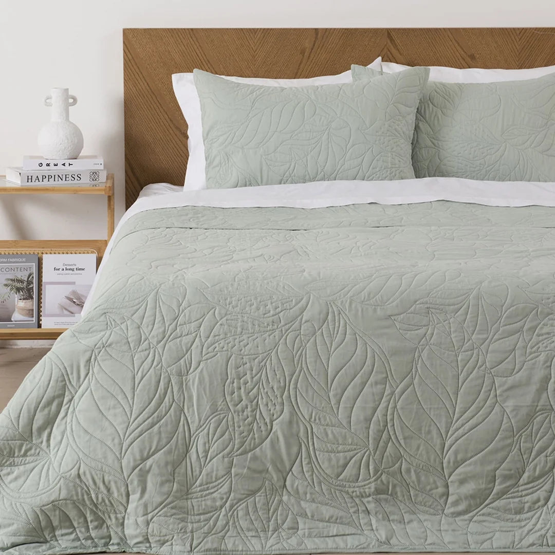 Quilt Portugal verde salvia Onnas sobre cama, acolchado en relieve de hojas