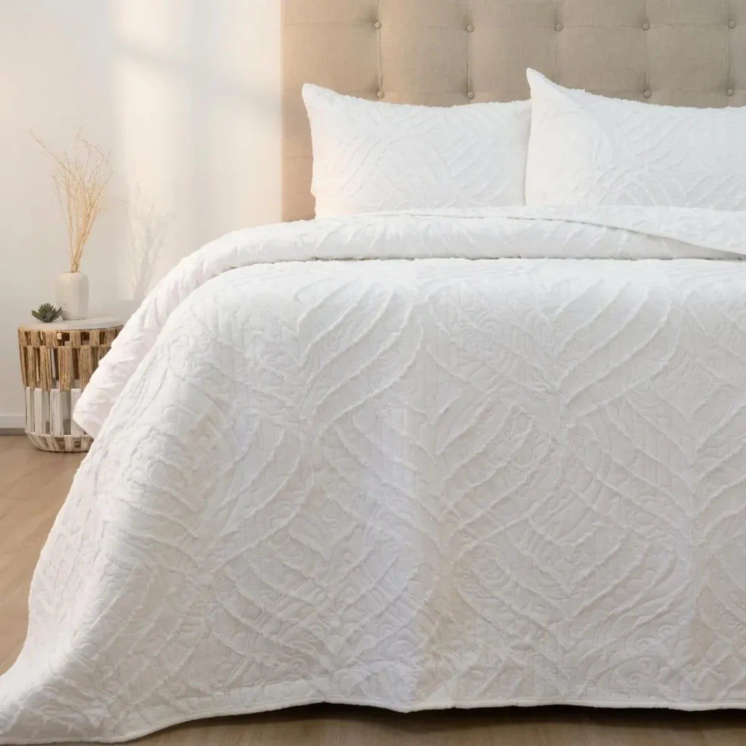 Quilt Touch blanco Doral sobre cama, acolchado en relieve