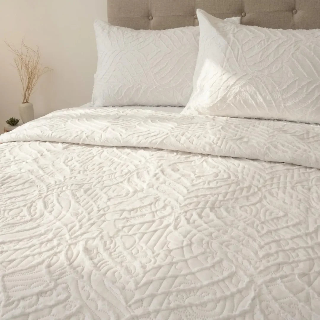 Quilt Touch blanco Doral sobre cama, acolchado en relieve