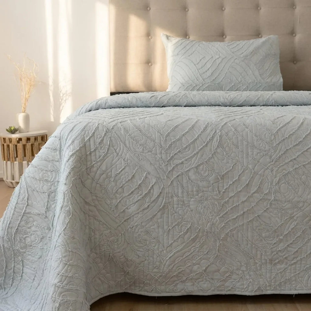 Quilt Touch gris Doral sobre cama, acolchado en relieve