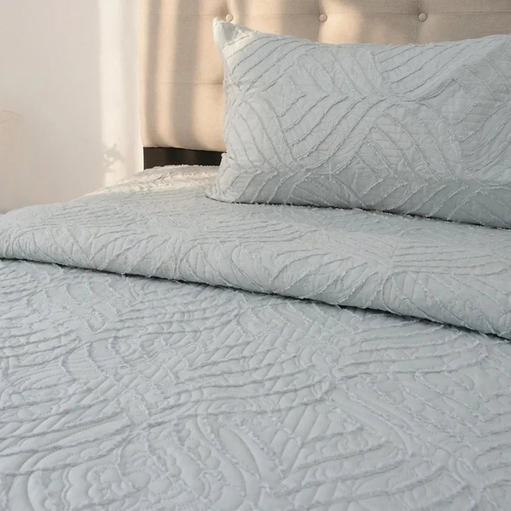Quilt Touch gris Doral sobre cama, acolchado en relieve