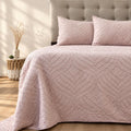Quilt Touch rosado Doral sobre cama, acolchado en relieve