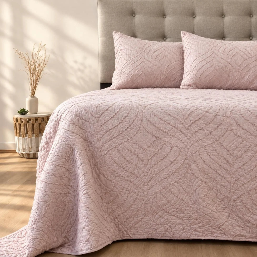 Quilt Touch rosado Doral sobre cama, acolchado en relieve