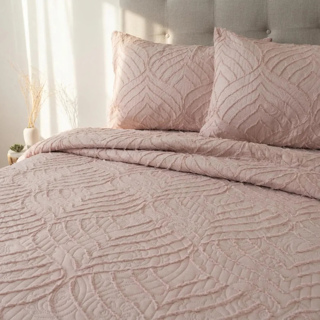 Quilt Touch rosado Doral sobre cama, acolchado en relieve