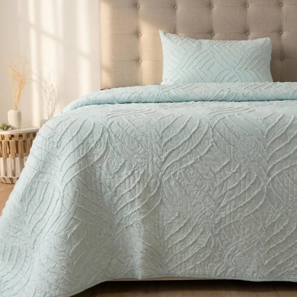 Quilt Touch verde agua Doral sobre cama, acolchado en relieve
