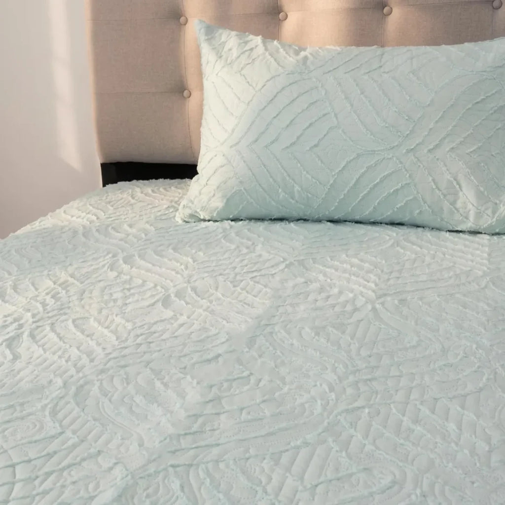 Quilt Touch verde agua Doral sobre cama, acolchado en relieve