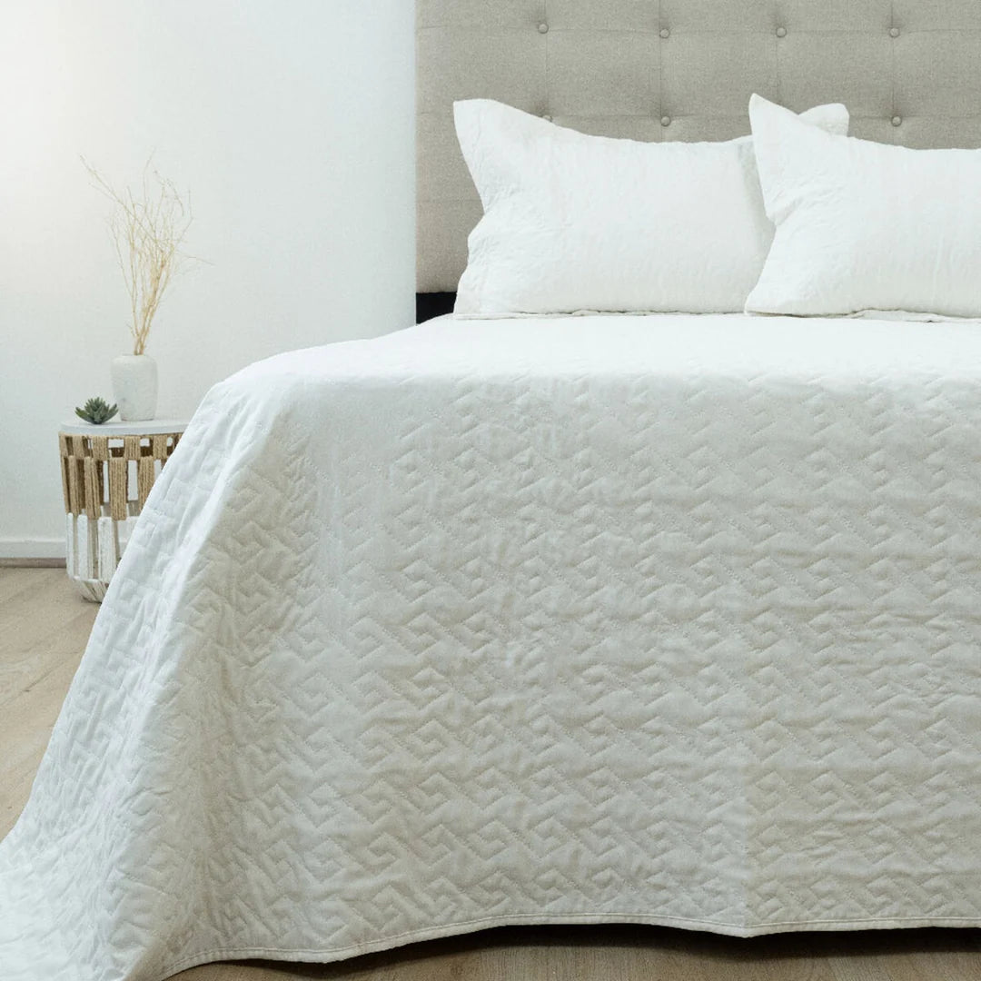 Quilt Velvety blanco Doral sobre cama, superficie afelpada
