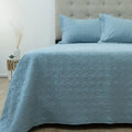 Quilt Velvety celeste Doral sobre cama, superficie afelpada