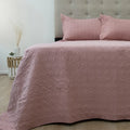 Quilt Velvety rosado Doral sobre cama, superficie afelpada