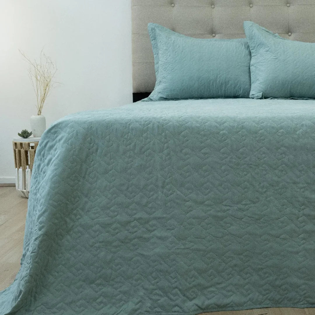 Quilt Velvety verde Doral sobre cama, superficie afelpada