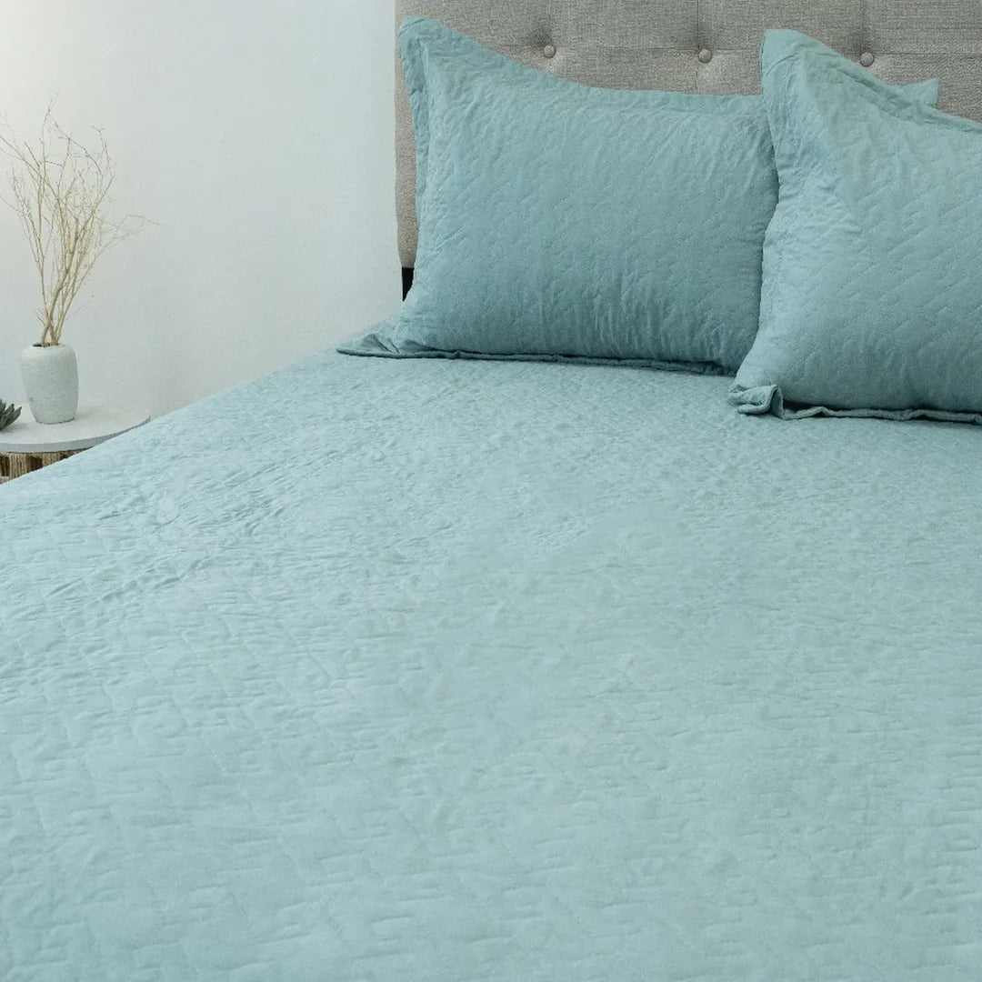 Quilt Velvety verde Doral sobre cama, superficie afelpada