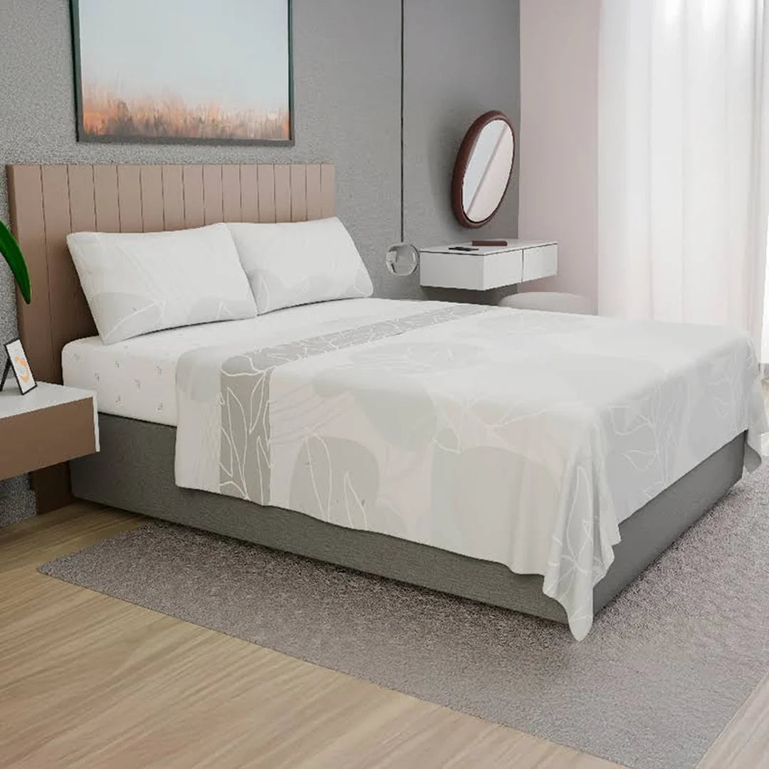 Sábana Bruma Doral sobre cama, hojas de trazo fino blanco sobre blanco con banda gris perla