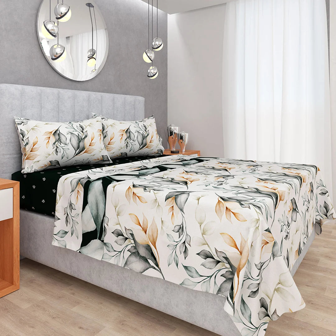 Sábana Calas Doral sobre cama, hojas y calas en gris verdoso y dorado sobre crema